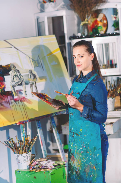 Girl in Painting Studio - Foto, Imagen