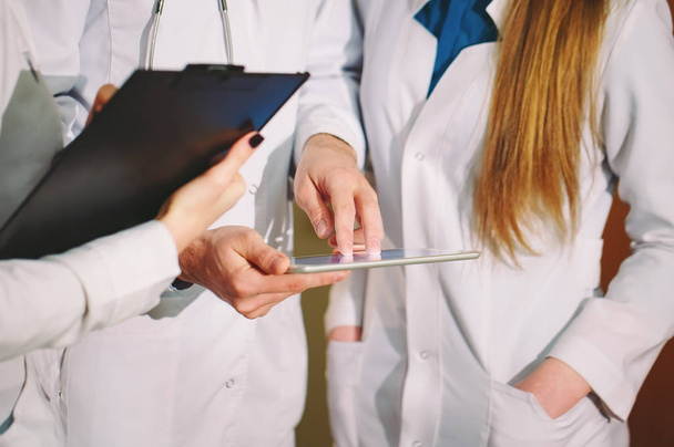 Doctors discussing patient's cardiogram on the tablet. - Foto, Imagen