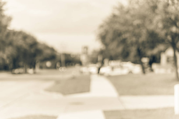 Vintage tono borrosa fila de letreros de patio en la calle residencial para el día de las elecciones primarias en el condado de Dallas, Texas, EE.UU.. Señales saludando a los votantes tempranos, carteles de partidos políticos para el concepto de elecciones intermedias
 - Foto, imagen
