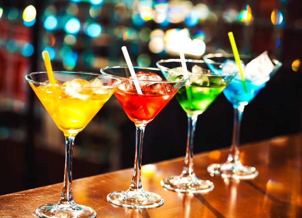 Cocktails multicolores au bar
. - Photo, image