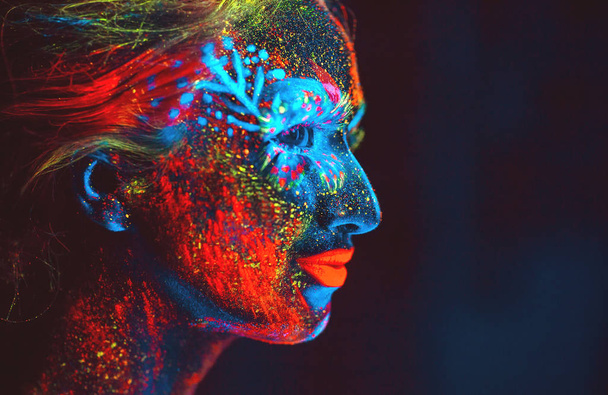 Portrait of a girl painted in fluorescent powder. - Valokuva, kuva