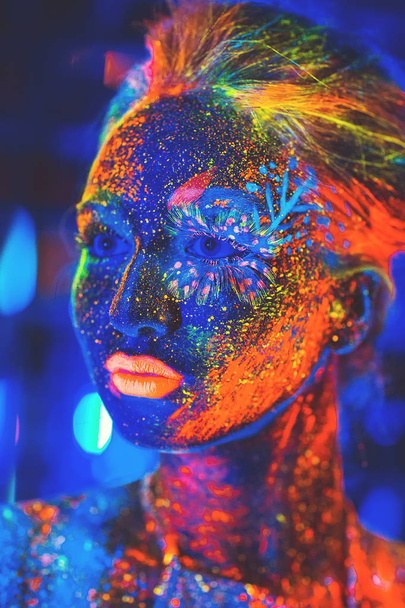 Portrait of a girl painted in fluorescent powder. - Fotoğraf, Görsel