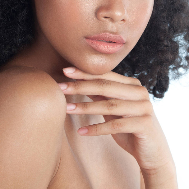 Young beautiful black girl with clean perfect skin close-up. Beauty portrait - Foto, afbeelding
