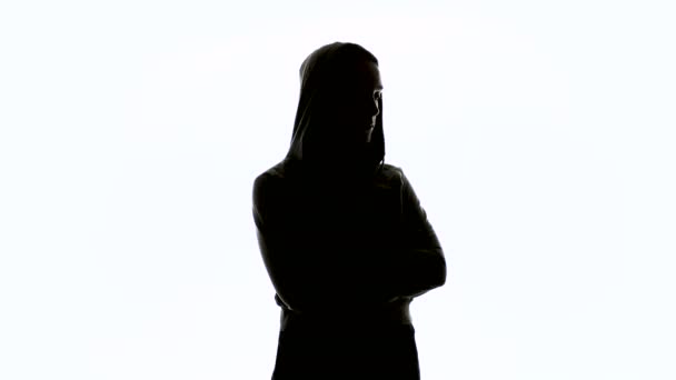 Silhouet van staande vrouw in kap - Video