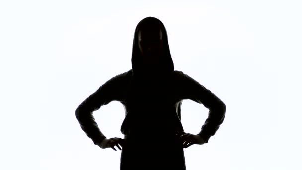 Γυναίκα στέκεται στην κουκούλα με τα χέρια σταυρωμένα - Πλάνα, βίντεο