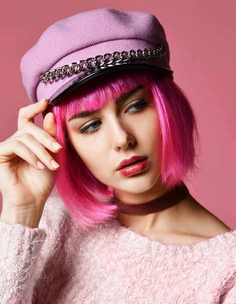 jonge grunge stijl vrouw met roze haren in duidelijke moderne paarse hoed GLB - Foto, afbeelding