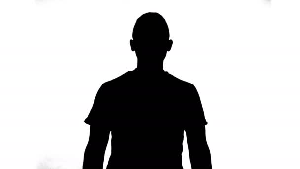 silhouet van man met gekruiste armen - Video
