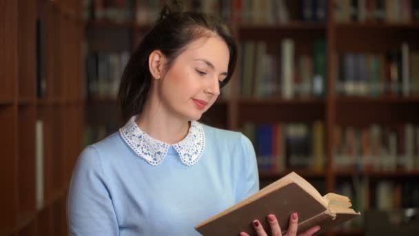 retrato de sorrindo bela mulher bonita com livro em biblioteca escritório estante fundo
 - Filmagem, Vídeo