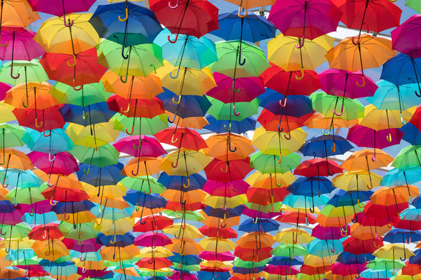πολλή ομπρέλες χρωματισμός τον ουρανό στην πόλη της agueda, Πορτογαλία - Φωτογραφία, εικόνα