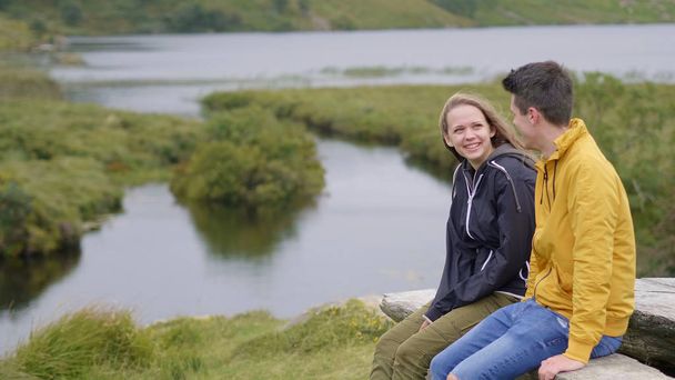 Young couple enjoys the stunning scenery of Ireland - Valokuva, kuva