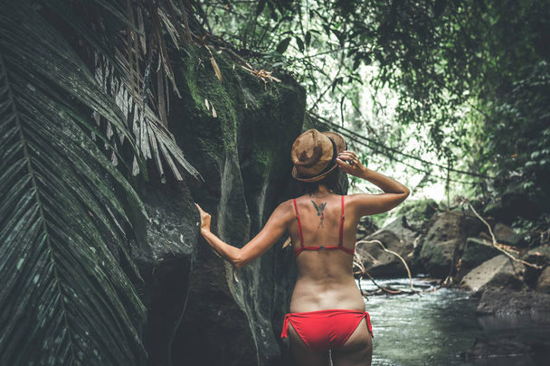 Fiatal utazó nő a dzsungel-folyó. Esőerdő a Bali szigetén. Turisztikai kaland fogalma. - Fotó, kép