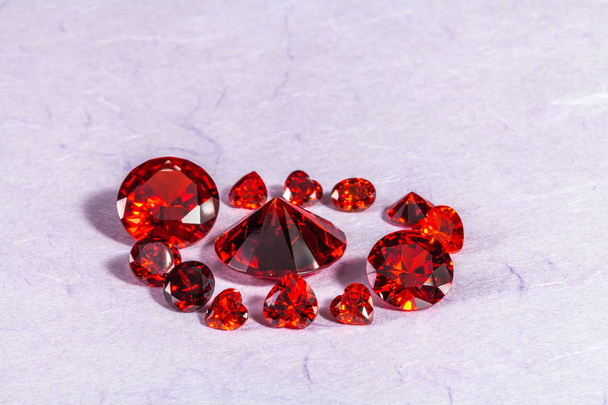 κόκκινο διαμάντι διαμάντια σε λευκό φόντο - Φωτογραφία, εικόνα