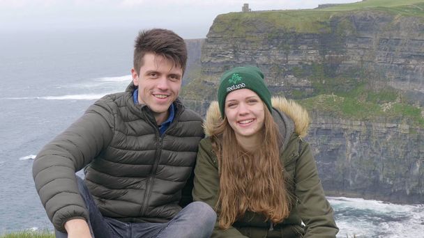 Happy couple at the Cliffs of Moher - Foto, immagini