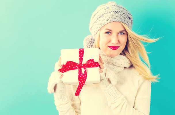 Young woman holding a Christmas gift - Foto, Imagen