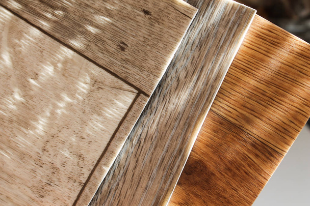 Linóleo. Muestras de suelos con textura de madera. Cortando en tamaño. Año Nuevo
. - Foto, Imagen