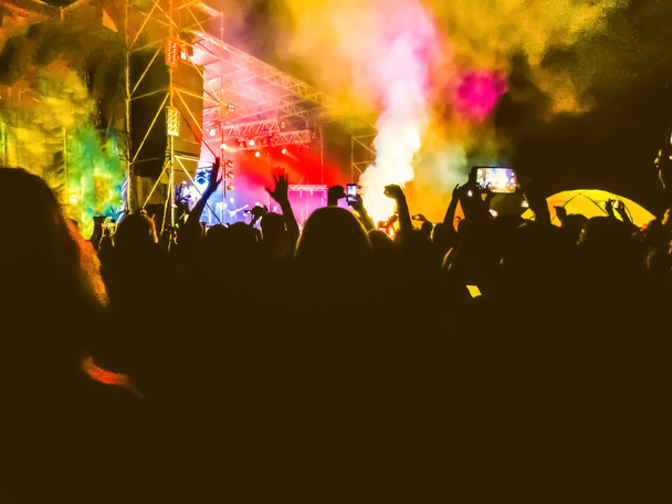 Folle alzando le mani e godendo di grande festa festival o concerto
. - Foto, immagini