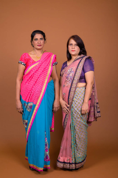 Два зрілих жінок Індійська носіння Сарі Індійська традиційний одяг  - Фото, зображення