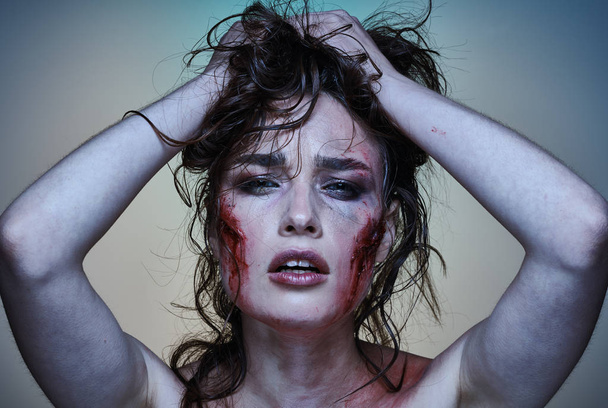 Beautiful girl with a wounded face in the blood - Fotografie, Obrázek