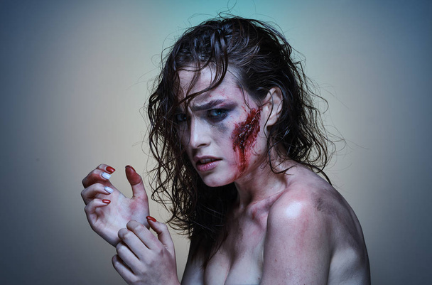 Yaralı yüzü kan içinde olan güzel kız - Fotoğraf, Görsel