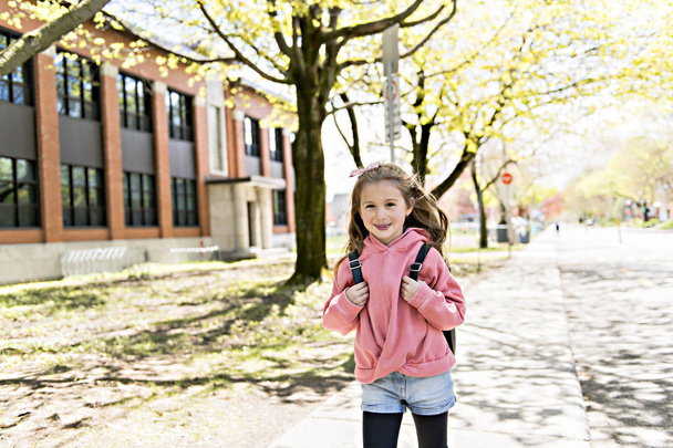 Portret van schattig meisje met rugzak buiten de school - Foto, afbeelding