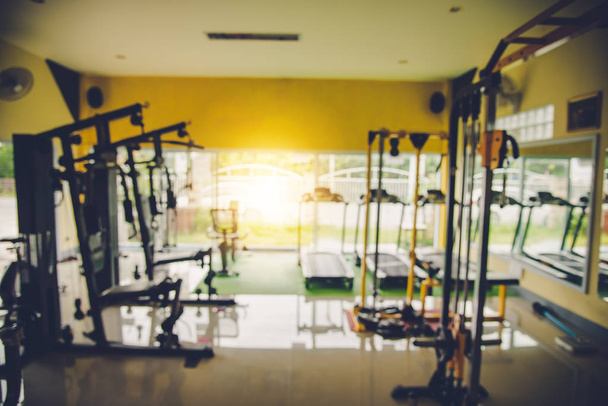 Flou la salle de gym avec de l'équipement d'exercice et la lumière le matin
. - Photo, image