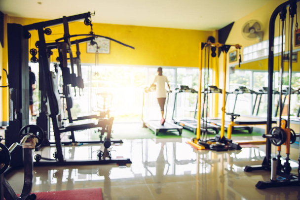 Desenfoque el gimnasio con el equipo de ejercicio y la luz en la mañana
. - Foto, imagen
