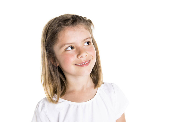 Egy aranyos 7 év régi lány elkülönített felett fehér háttér töprengő portréja - Fotó, kép