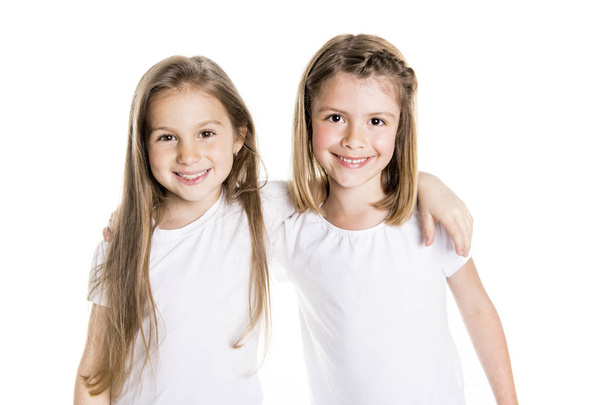 Porträt von zwei netten Freunden 7 Jahre altes Mädchen isoliert über weißem Hintergrund - Foto, Bild