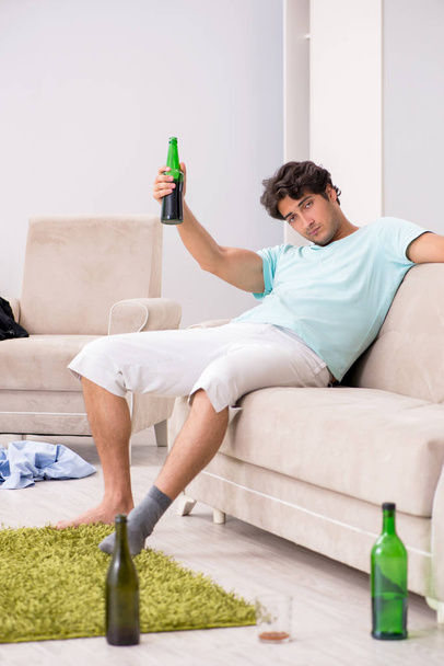 Giovane ubriaco bell'uomo dopo la festa a casa  - Foto, immagini