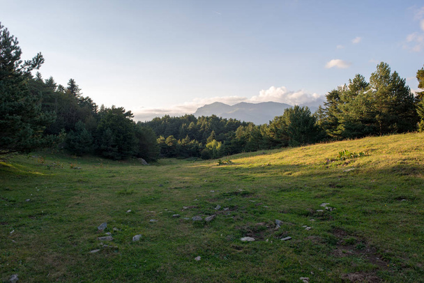 Montanhas através do vale de Aran nos pirinéus, Lleida
 - Foto, Imagem