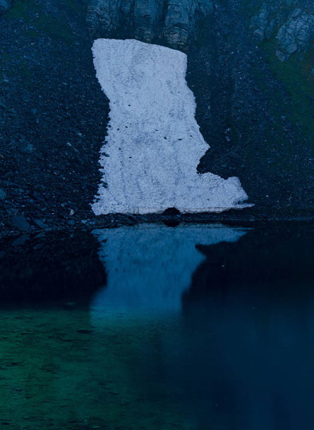 Kilátás nyílik a tó Okoto (a szem) egy csoportja a glaciális tavak az északnyugati Rila-hegység területén. Észbontó a tükör, mint a tó gondolatok Bulgáriában. Őszi 2018  - Fotó, kép