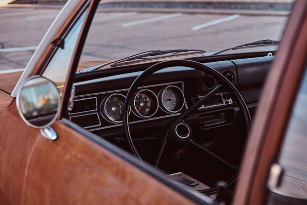 Stuurwiel en dashboard. Interieur van een gerestaureerde retro auto. - Foto, afbeelding