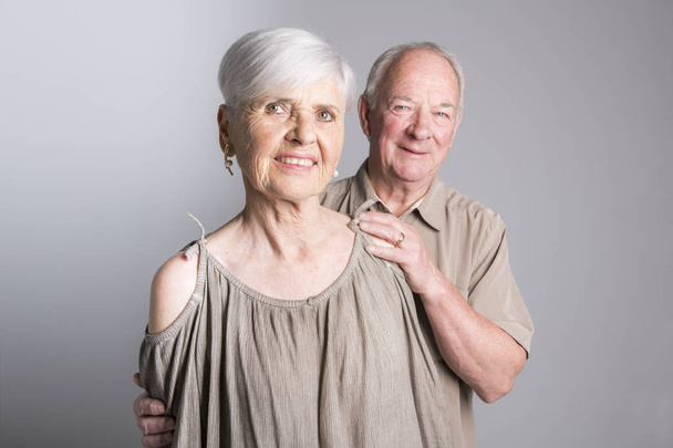 Старша пара позує на студійному сірому фоні
 - Фото, зображення
