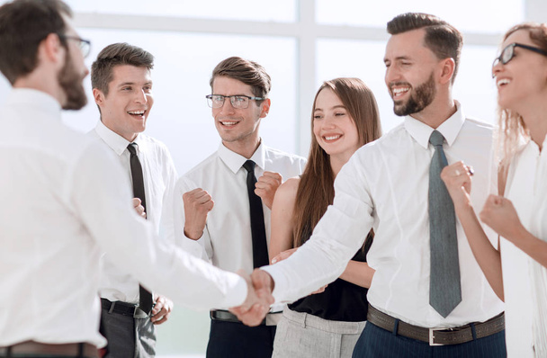 happy business team looking for a handshake of business partners - Фото, зображення