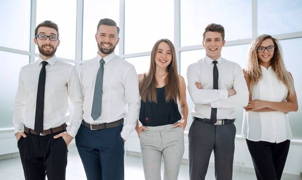 confident business team standing in the office - Foto, imagen