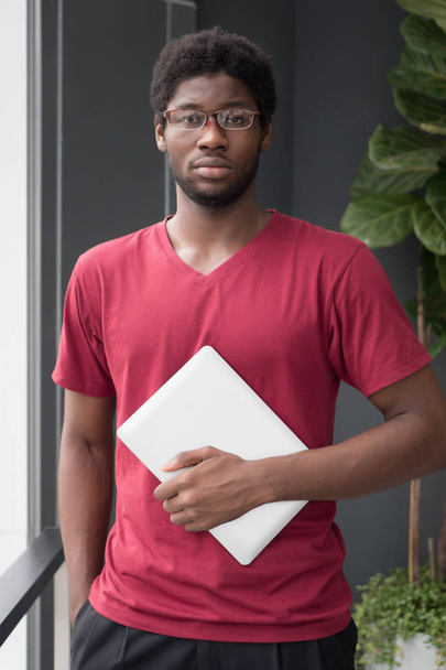 vertrouwen college student krijgt terug naar school; Portret van nerd man, Afrikaanse student met laptopcomputer in de campus van de Universiteit, terug naar school-concept; Afrikaanse jonge volwassen man model - Foto, afbeelding