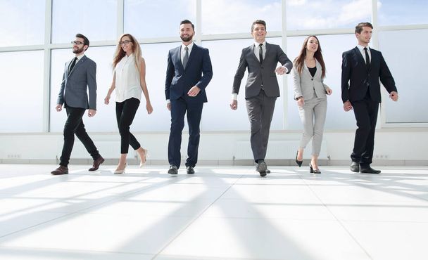succesvolle business team staande in de office-hal - Foto, afbeelding