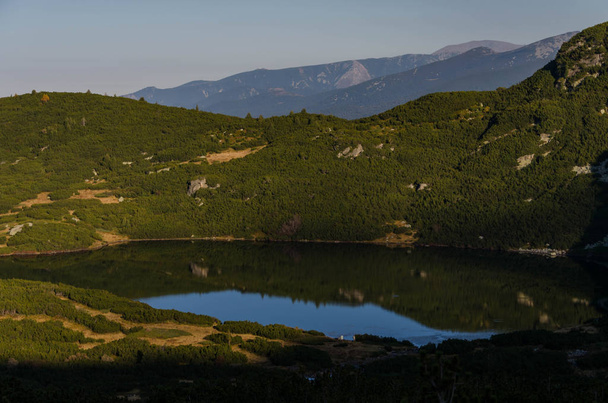 Lac Dolnoto ezero (Le lac inférieur) - un des lacs glaciaires du nord-ouest des monts Rila en Bulgarie. Automne 2018
 - Photo, image