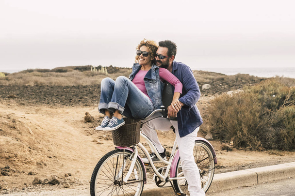szczęśliwy pary jazda konna i zabawy z rowerów odkryty  - Zdjęcie, obraz
