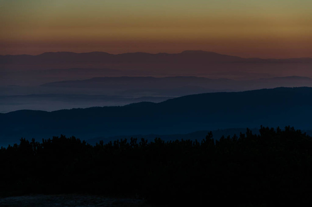 Splendida alba arancione, nebbia, fumo, nuvole, colline e catene montuose. Una vista dalla capanna dei laghi di Rila, montagna di Rila, Bulgaria, autunno 2018
 - Foto, immagini