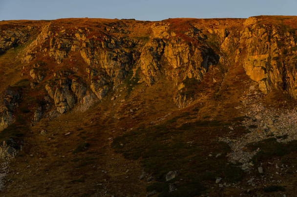 Sunrise балки світить скелі хатина круглі Rila озера, гори Ріла, Болгарія, осінь 2018 - Фото, зображення