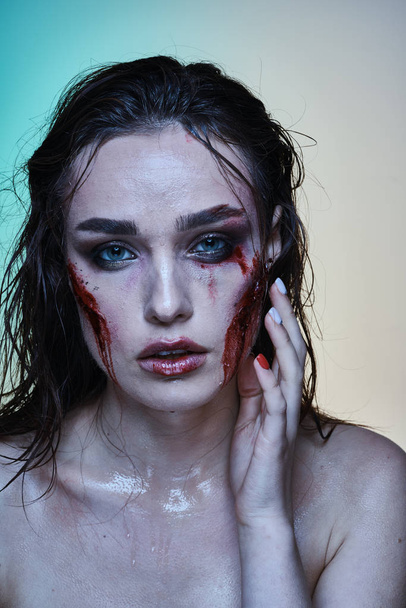 Beautiful girl with a wounded face in the blood - Fotografie, Obrázek