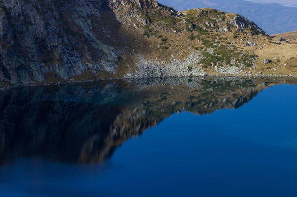 Vue sur le lac Babreka (le rein), un des lacs glaciaires du nord-ouest des monts Rila en Bulgarie. Automne 2018
 - Photo, image