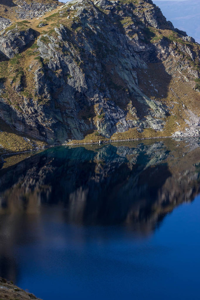 A view of Lake Babreka (The Kidney) one of a group of glacial lakes in the northwestern Rila Mountains in Bulgaria. Autumn 2018 - Zdjęcie, obraz