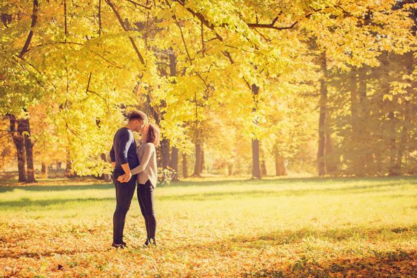 adam bir kadını öpüyor - Fotoğraf, Görsel