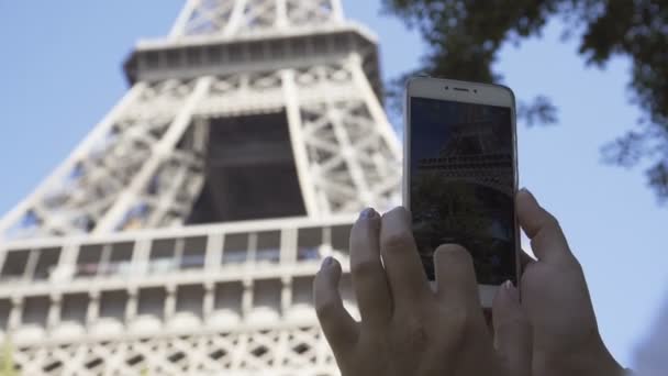 Mulher de colheita tirando foto da torre Eiffel
 - Filmagem, Vídeo