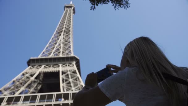 Mujer de las cosechas tomando fotos de la torre Eiffel
 - Metraje, vídeo