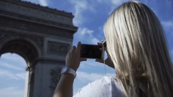 Γυναίκα εικονίζεται Arc de Triopmhe στο φως του ήλιου - Πλάνα, βίντεο