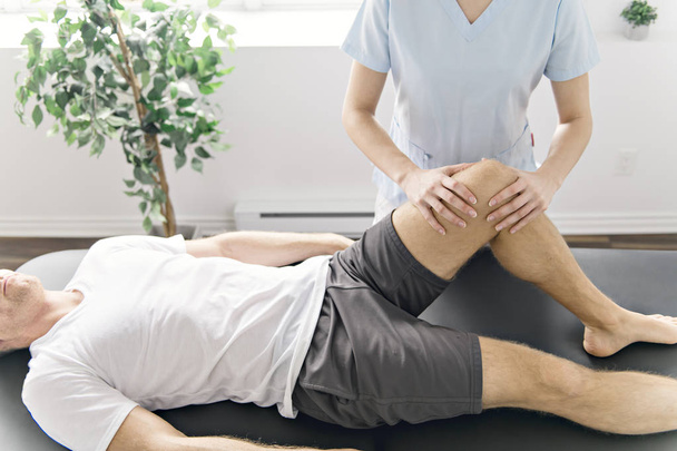 Paciente en fisioterapia haciendo ejercicios físicos con su terapeuta
 - Foto, imagen
