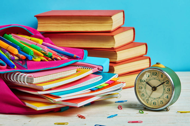 Час для навчання. Композиція складається з книг, годинників і портфеля з канцелярським приладдям
 - Фото, зображення